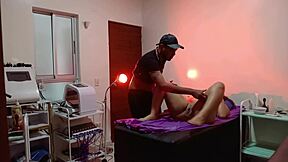 Una clienta en mi spa se pone cachonda y folla con uno de los masajistas-1 parte