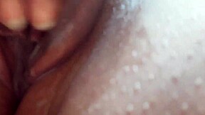 deixei a buceta peluda e mandei este video para o meu professor de linguas ser� que ele se anima para vim me comer