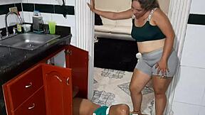 Mi Hermanastra Hace Deliciosa Mamada En La Cocina