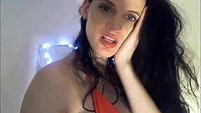 火辣嫩妹挑逗露出巨乳大奶