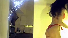 火辣嫩妹挑逗露出巨乳大奶