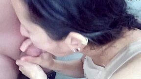 ella obtiene sus lechugas facil morrita saca semen con la boca muy rapido antes de ser descubierta