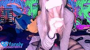 Webcam girl squirts while masturbating with toys