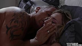 Zoey Parker 在家学习时学到肮脏的教训？