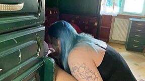 18+少女翘臀挑逗来真口交