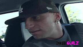 娇小纹身金发妹被群P猛干