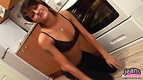 i feel so sexy in these black skin tight jeans.