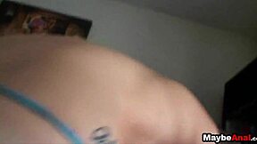 瘦美女Kaylee Daniels用屁眼接鸡巴