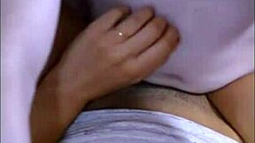 la estudiante universitaria estresada por examenes recibe masaje relajante de companero