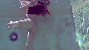 哟，Abby Cross整天骚穴湿透滴水