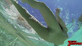 哟，Abby Cross整天骚穴湿透滴水