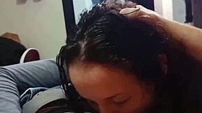 Mi compañera de cuarto sale de bañarse y me regala una mamada hasta hacerme terminar tiene un orgasmo mientras me la está mamando