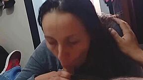 Mi compañera de cuarto sale de bañarse y me regala una mamada hasta hacerme terminar tiene un orgasmo mientras me la está mamando