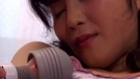 日本18+妹子穿情趣内衣玩跳蛋癖好