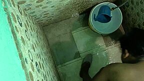 印度女孩塔巴苏姆在浴室场景中裸体脱衣