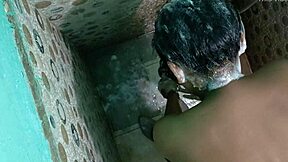 印度女孩塔巴苏姆在浴室场景中裸体脱衣