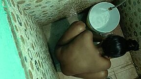 印度女孩塔巴苏姆在浴室场景中裸体脱衣