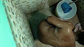 印度女孩塔巴苏姆在浴室场景中裸体脱衣