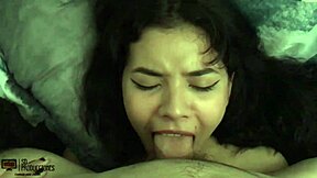 mi hermanastra llega a casa me pone cachondo y me da una buena mamada parte 2