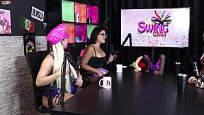 Gostosas mostram os peitos no jogo do eu nunca e o cara que gozou na camisinha.