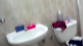 El amigo de mi novio me espia mientras me duchaba y decidi invitarlo a la ducha para que follara mi culo 😈