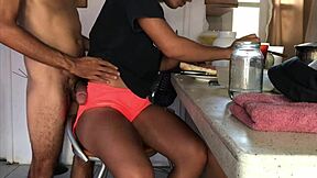 早餐前猛操紧致黑发妹