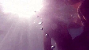 Gabriela 18岁少女泳池性爱享受