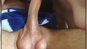 Madrastra da una mamada a la gran polla de su hijastro sus bolas no paran de moverse