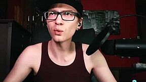 Teen Stepsister Gabbie Masturbates Shaved Pussy