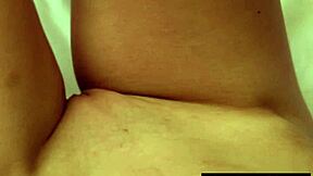 泡泡覆盖乌克兰棕发美女Diana Lark在浴缸裸体挑逗