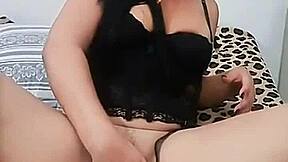 Young girl shows off to lover in leaked video