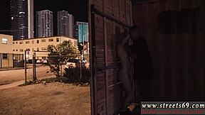 戴眼镜的Goldie户外被支配 😈