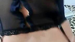 Young girl shows off to lover in leaked video