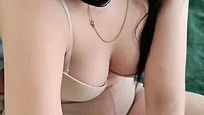 My new study partner Estefi invites me to her new apartment for a chat. 😊