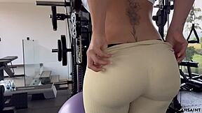 Petite girl flaunts bubble butt at gym