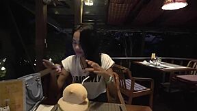 泰国女孩一动不动地含着热腾腾的内射