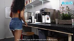 我和闺蜜吞颜射自然大奶嘴里含精😋