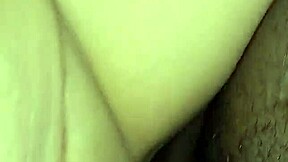 新邻居趁老公上班猛操人妻