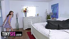 娇小黑发继妹骑大屌卧室狂欢颜射爆射