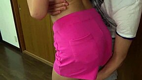 娇小继妹引诱继兄进入狂野振动器游戏，寻求强烈高潮。