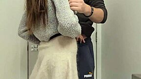 娇小妹子穿迷你裙在厕所后入大声叫床