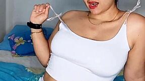 Wow! Colombian Babe Seduces with Huge Pussy and Dirty Talk!