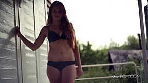 18+极品妹子solo玩腿自慰