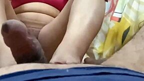 繼爹揉繼女濕逼陰唇😏