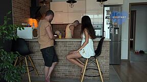 出轨妻子从朋友背叛中得到射精