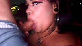 漂亮18岁少女街头玩骚，摸逼抠屁眼