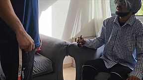 爆炸性拉丁继妹18岁在家自拍无码性爱，在继父面前经许可