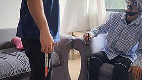 爆炸性拉丁继妹18岁在家自拍无码性爱，在继父面前经许可