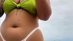 O vendedor olha minha buceta na praia africana 😏