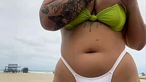 O vendedor olha minha buceta na praia africana 😏